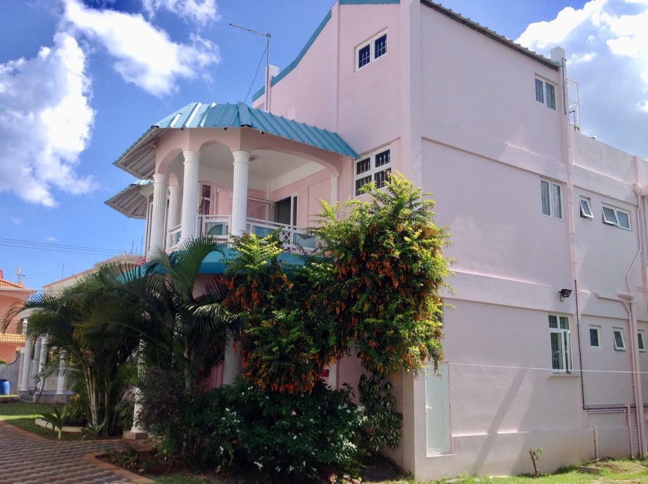 Fayruz Villa Is A 3 Bedroom, 3 Bathroom Detached House With Ac And Swimming Pool 5 Minutes Walk From Flic En Flac Public Beach Eksteriør billede