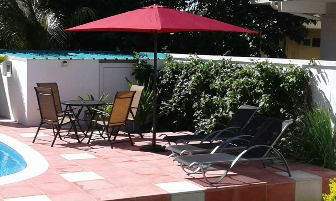 Fayruz Villa Is A 3 Bedroom, 3 Bathroom Detached House With Ac And Swimming Pool 5 Minutes Walk From Flic En Flac Public Beach Eksteriør billede