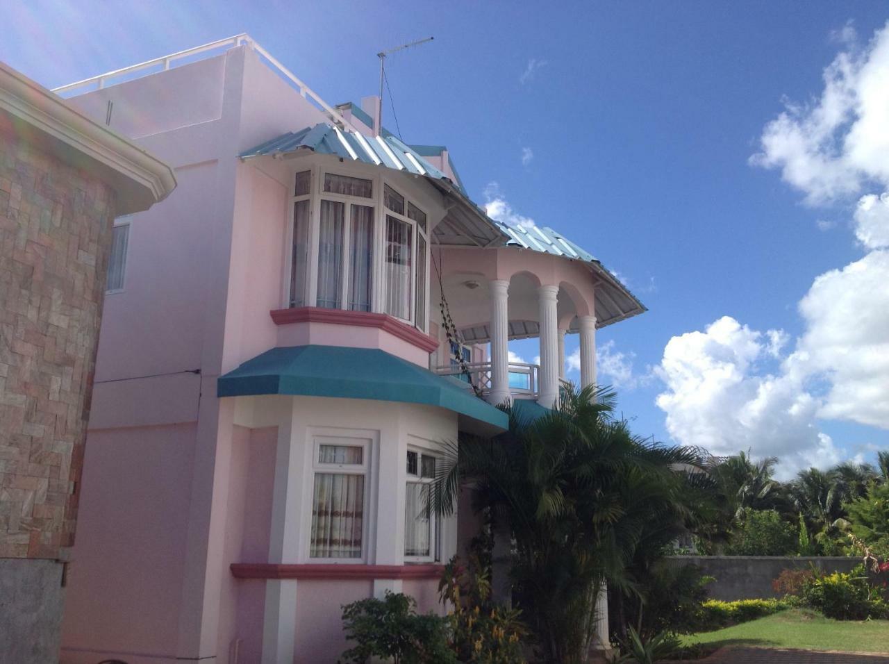 Fayruz Villa Is A 3 Bedroom, 3 Bathroom Detached House With Ac And Swimming Pool 5 Minutes Walk From Flic En Flac Public Beach Eksteriør billede