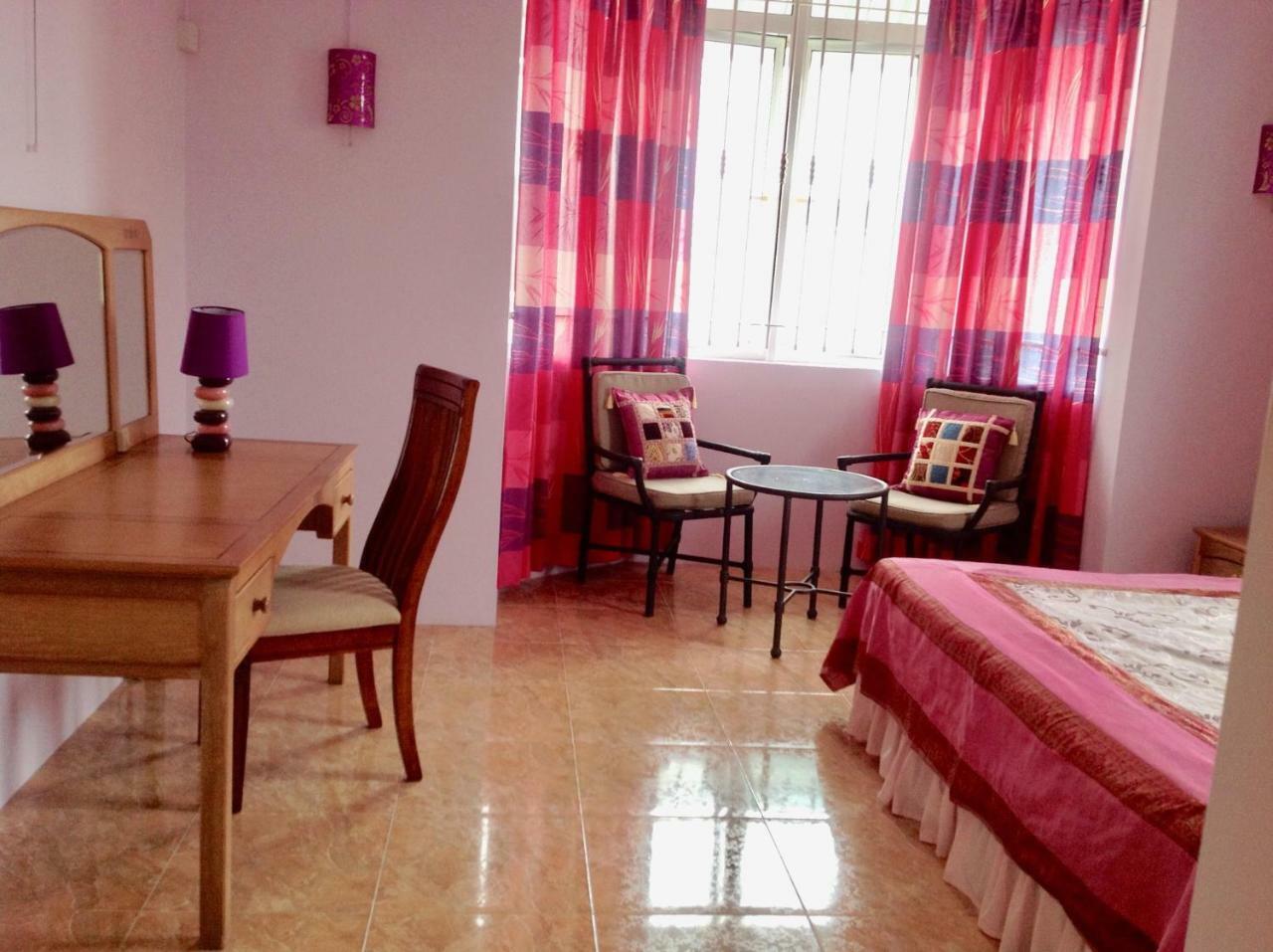 Fayruz Villa Is A 3 Bedroom, 3 Bathroom Detached House With Ac And Swimming Pool 5 Minutes Walk From Flic En Flac Public Beach Eksteriør billede