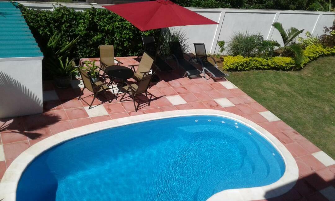 Fayruz Villa Is A 3 Bedroom, 3 Bathroom Detached House With Ac And Swimming Pool 5 Minutes Walk From Flic En Flac Public Beach Eksteriør billede