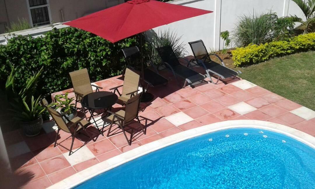 Fayruz Villa Is A 3 Bedroom, 3 Bathroom Detached House With Ac And Swimming Pool 5 Minutes Walk From Flic En Flac Public Beach Eksteriør billede