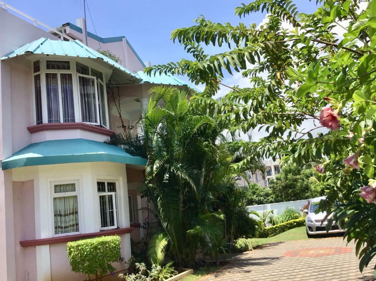 Fayruz Villa Is A 3 Bedroom, 3 Bathroom Detached House With Ac And Swimming Pool 5 Minutes Walk From Flic En Flac Public Beach Eksteriør billede