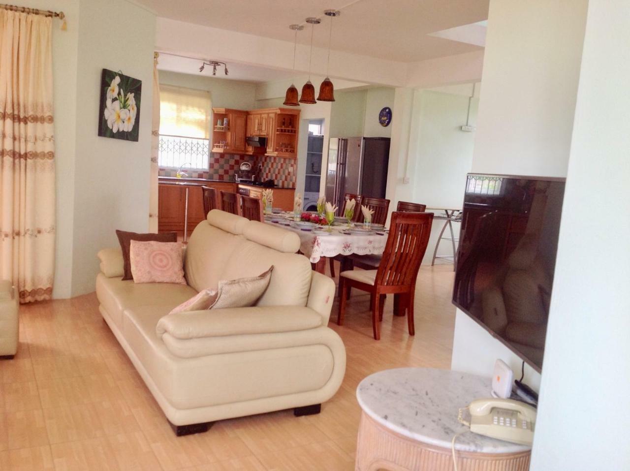 Fayruz Villa Is A 3 Bedroom, 3 Bathroom Detached House With Ac And Swimming Pool 5 Minutes Walk From Flic En Flac Public Beach Eksteriør billede