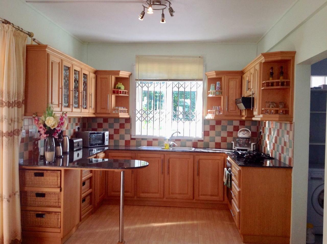 Fayruz Villa Is A 3 Bedroom, 3 Bathroom Detached House With Ac And Swimming Pool 5 Minutes Walk From Flic En Flac Public Beach Eksteriør billede