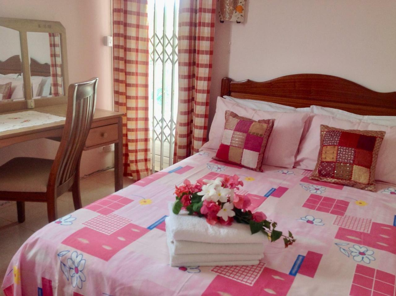 Fayruz Villa Is A 3 Bedroom, 3 Bathroom Detached House With Ac And Swimming Pool 5 Minutes Walk From Flic En Flac Public Beach Eksteriør billede